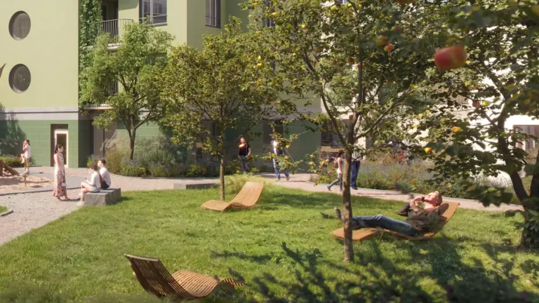 Grüne Obstwiese im ORPLID mit Bäumen und Holzliegen in einem Wohnbereich.