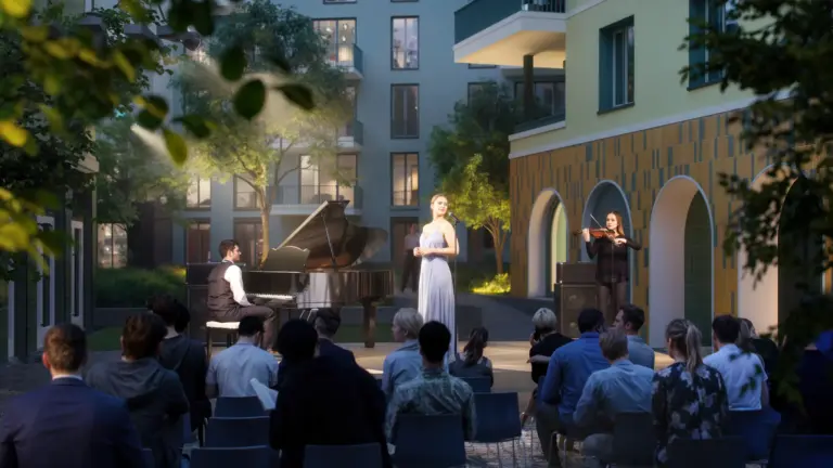 Eine Sängerin mit einem Klavier und einer Geigerin bei einem Konzert im Freien vor einem modernen Gebäude.