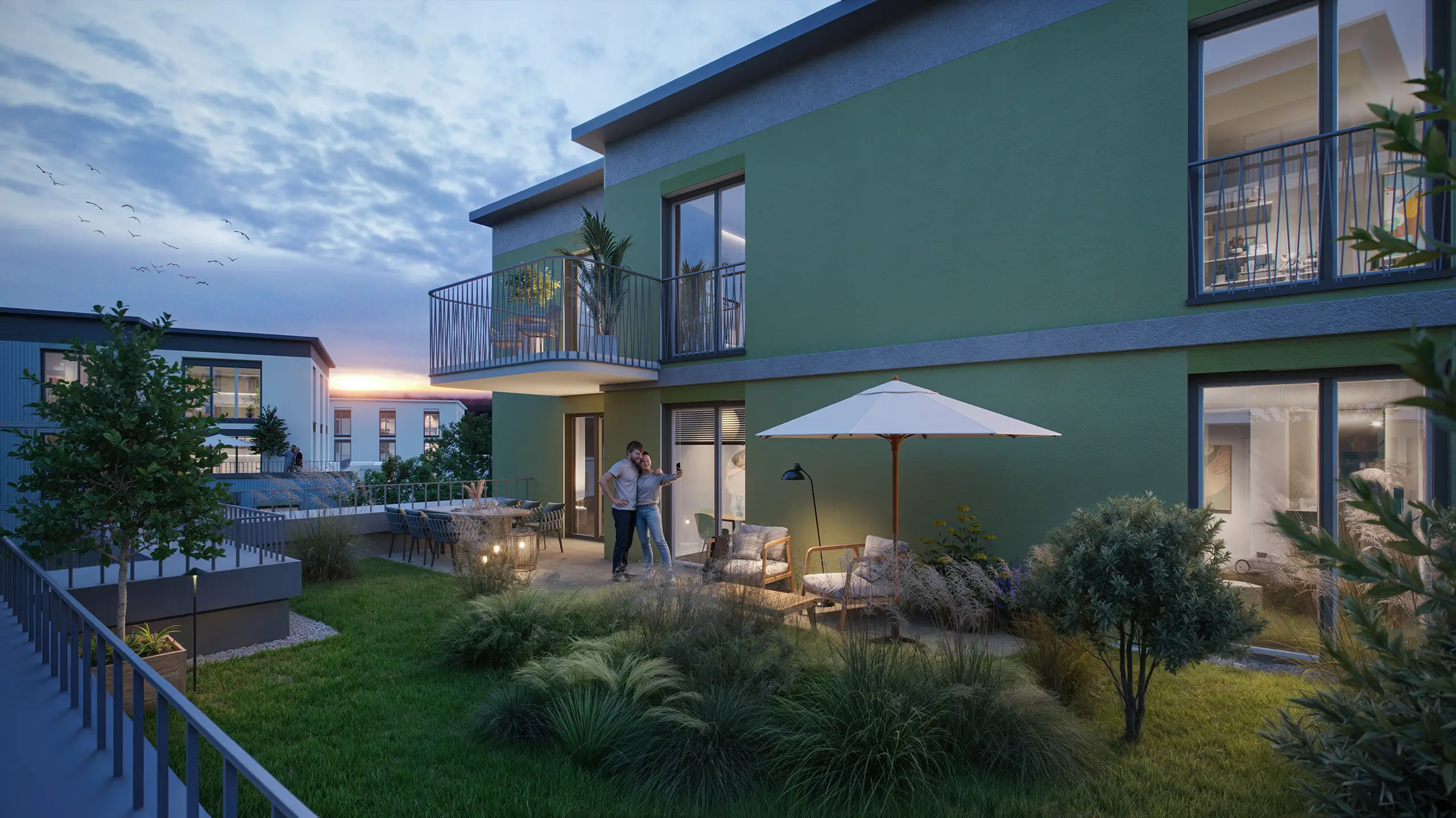 Abendliche Ansicht einer Wohnung mit Terrasse und Garten im Wohnquartier ORPLID