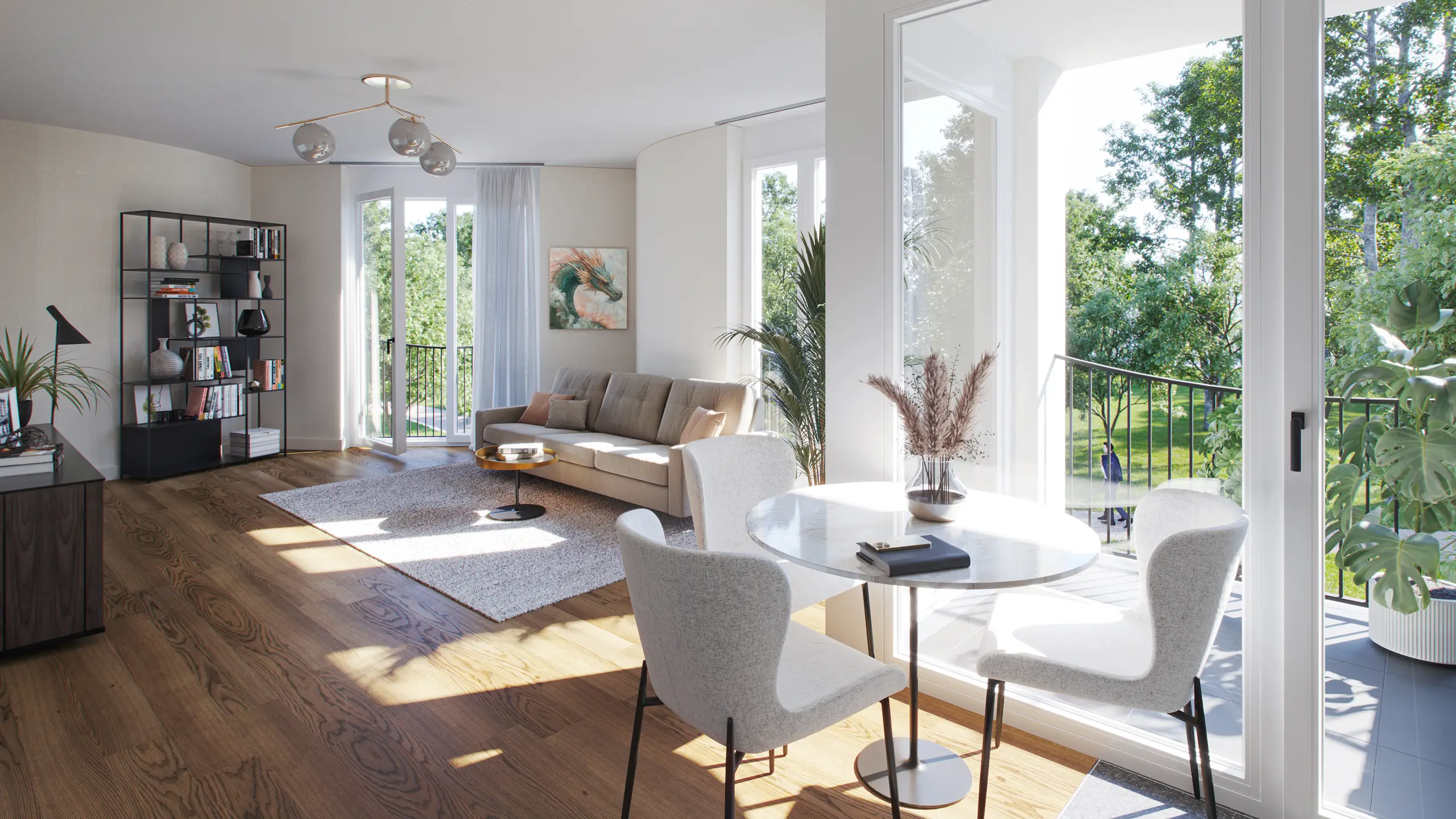 Helles Wohnzimmer mit Sofa, Tisch und Stühlen sowie großen Fenstern und Pflanzen.