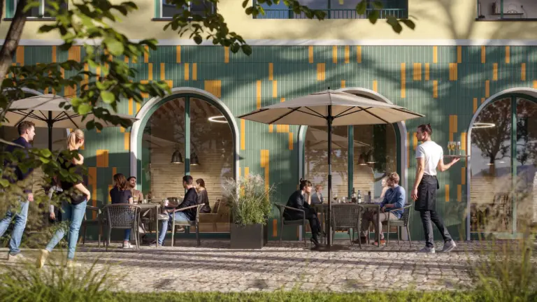 Außengastronomie mit Gästen und Bedienung vor dem Restaurant im Wohnquartier ORPLID