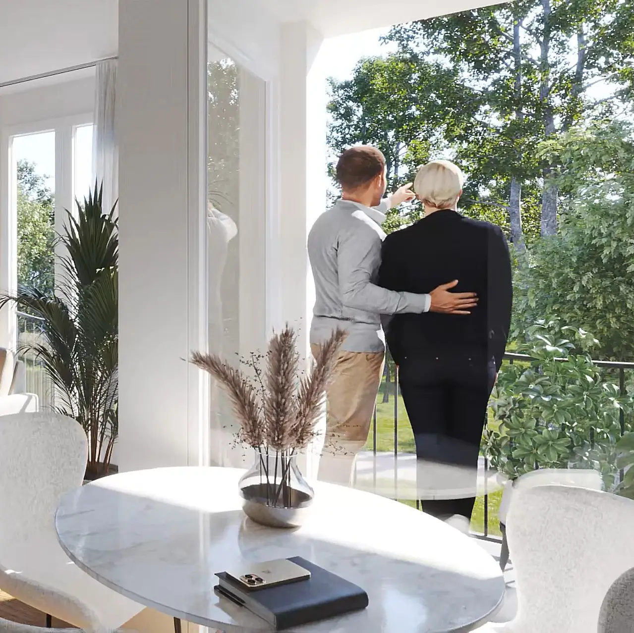 Ein Paar steht am Fenster und blickt nach draußen auf einen grünen Bereich.